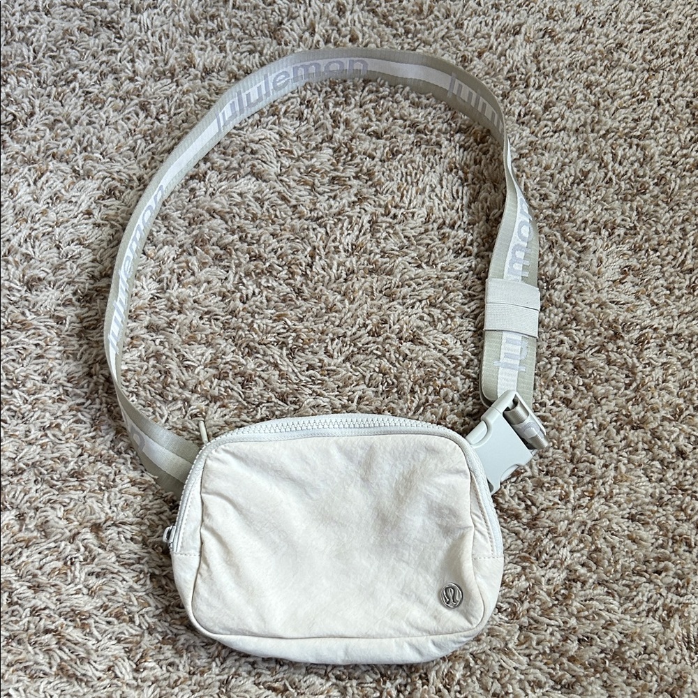 Lululemon belt Bag cream